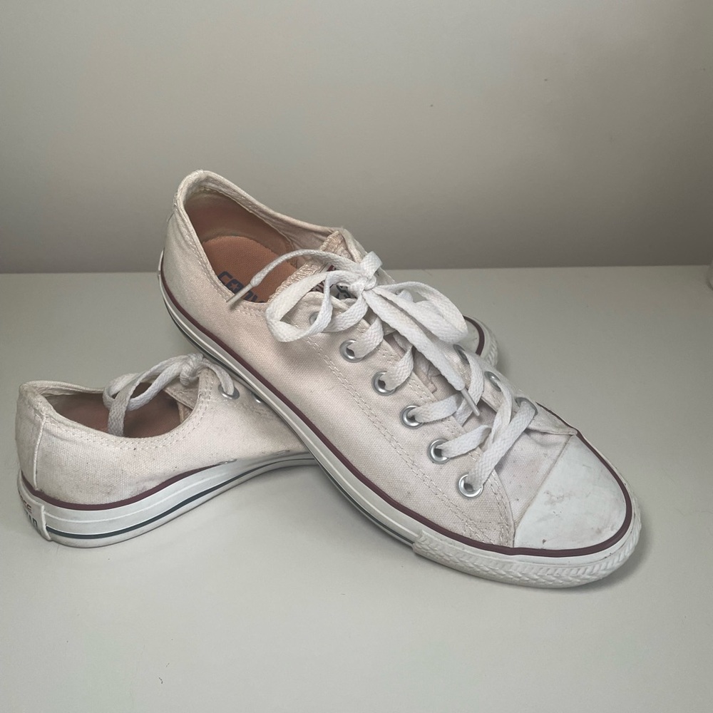 White Converse sneakers in size 8